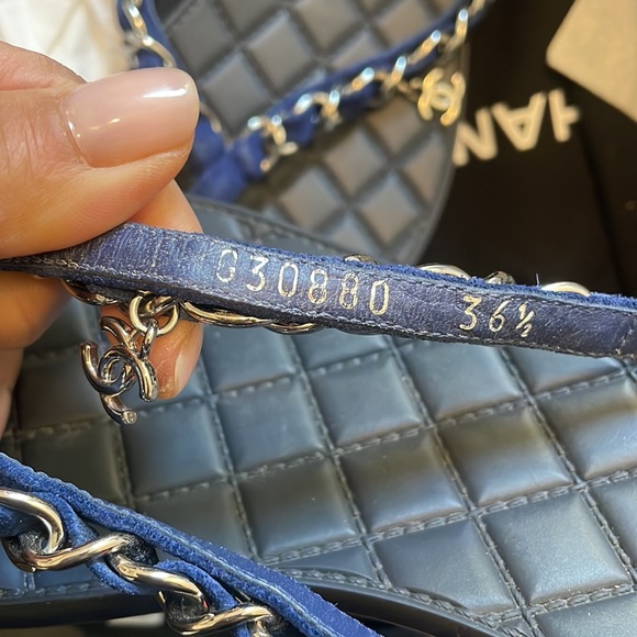 Authentic Chanel suede navy blue sandals size 36.5 - Picture 6 of 6